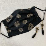 再5販⭐ チャーム付き  プリーツマスク　和モダン×ブラック（ノーズワイヤー、フィルターポケット付きマスク　不織布マスクカバーにも）