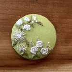 刺繍くるみボタン（ヘアゴム/ブローチ）