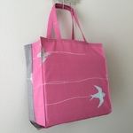 ツバメのエコバッグ、ズーミングツバメのタイト・アンド・タイディ・トートバッグ; Swallows in Flight Tight ‘n’ Tidy Tote Bag、エコバッグ、ピンク、グレー