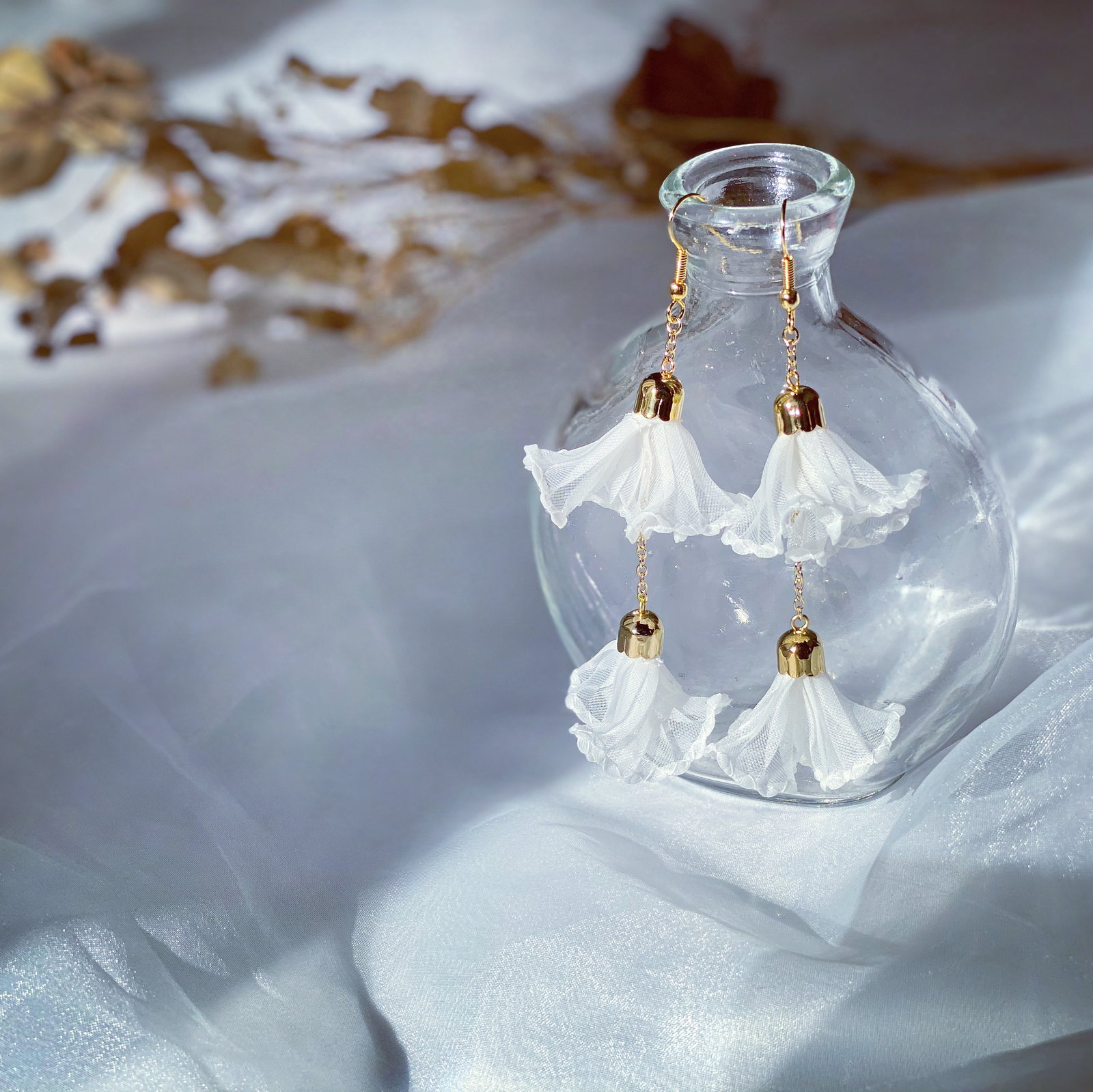 ふんわり ゆらゆら 不揃い 2連 フリル ピアス オフホワイト