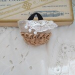 bell様ご予約品）ミニかごブローチ⑲