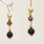黒珊瑚と和調ビーズのピアス