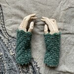 シルクモヘアウールのふんわりリストウオーマー