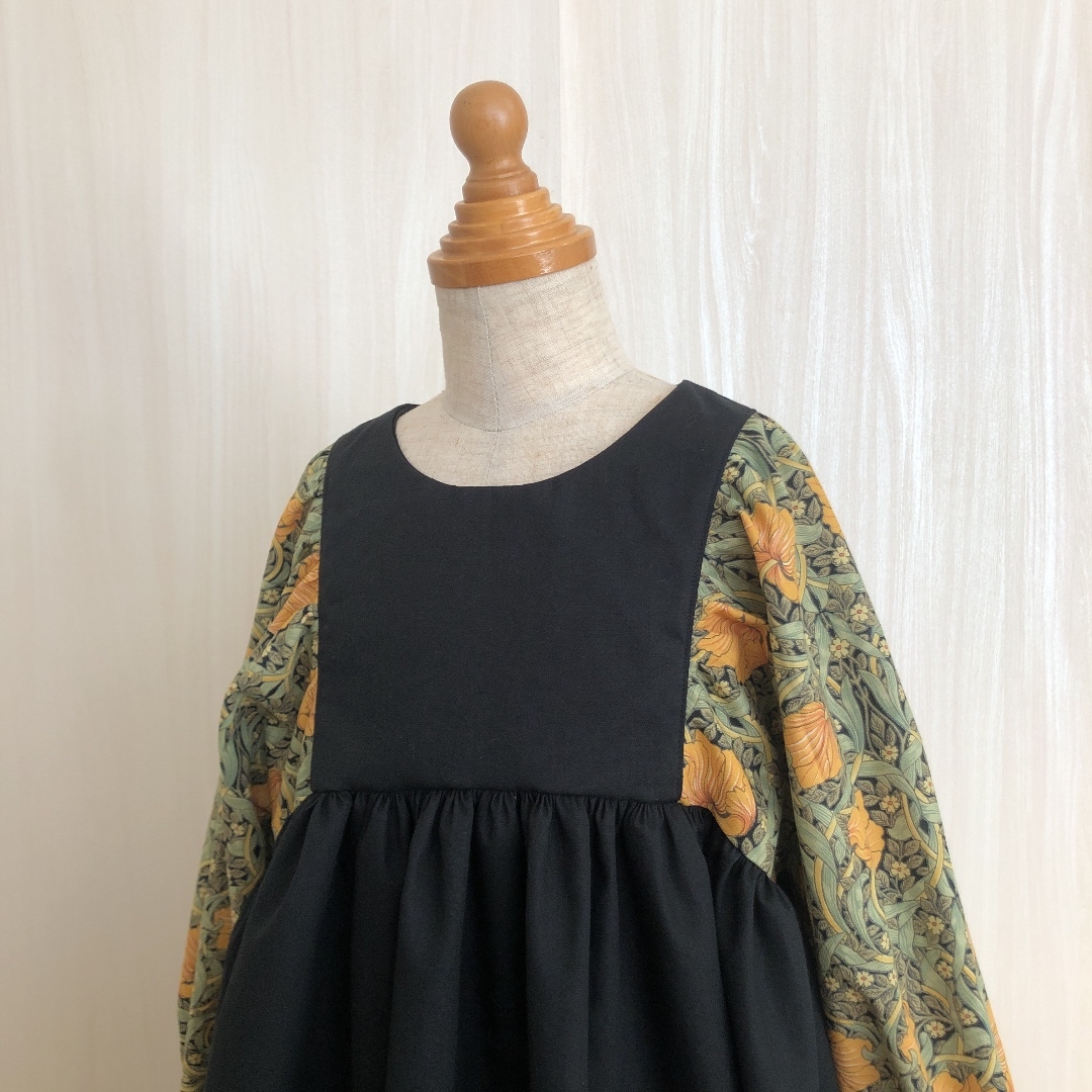 ぽわん袖のワンピース.ウィリアムモリス×ライトグレー　size120 大人服選べるウィリアムモリス❁︎ぽわん袖ワンピース