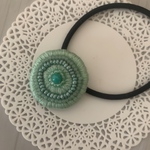 ビーズと刺繍のヘアゴム