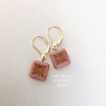 チェリーピンクのスクエアピアス　フレンチフック