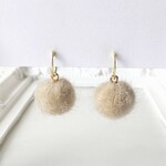 【再販】〈痛くない〉～フェイクピアス～ゴールドリング×ベージュフェイクファーボールイヤリング・イヤークリップ(両耳用)(手で調節可能)   管理No.1842