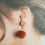 ライトベージュのお花とふわふわファーピアス