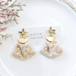 インド刺繍　刺繍リボン　タッセル　ゴールド　フラワー　ホワイト　花柄　ピアス　＊　結婚式　お呼ばれ　華やか　可愛い　お洒落　プレゼント　ギフト　サージカルステンレス　金アレ対応　金属アレルギー