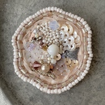 薄ピンクベージュ　ホワイト　乳白色スワロフスキー　モスカーキ　ブルー　ビーズ刺繍ブローチ
