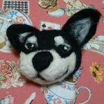 ﾆﾋﾙな流し目の柴犬(黒柴)ブローチ or マグネット【羊ﾌｪﾙﾄ】