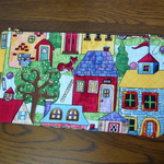 USA生地　ソーイングビレッジ柄の幅広ポーチ（ソフトタイプ）