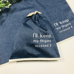 再】幸運を祈るよ』応援メッセージ入り 40×60ランチョンマット＆巾着袋 英字柄 刺繍 給食セット ネイビー無地  小学校高学年 中学生 女の子 男の子 縁どり ナフキン テーブルクロス シンプル