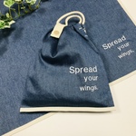 再】翼を広げて 応援メッセージ入り 40×60ランチョンマット 巾着袋 英字柄 白 刺繍 給食セット ネイビー無地 小学校高学年 中学生 女の子 男の子 縁どり ワンポイント ナフキン シンプル