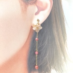 ブラウンの紫陽花アナベルとコーラルピンクビーズのゆれるイヤリング/ピアス