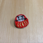 達磨の刺繍ブローチ