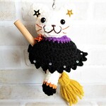 ☆niyankorin様　オーダー品☆～ハロウィン☆2021～ほうきに乗ったコウモリマントの猫さん【白猫・黒マント】ストラップ