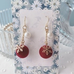 *赤色クリスマスピアス*雪の結晶ピアス*コットンパール*フロッキーボール*イヤリング*秋冬ピアス*お洒落大人可愛い*