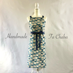 ポップなお花の エプロン ・肩紐 バッククロス・水色