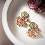 .｡.:✽ クジャク rose ✽.｡.:* チェコガラスボタン イヤリング・ピアス