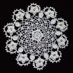 クロッシェレースの立体小花ドイリー(敷物)白　直径約22cm　