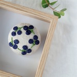 お花の刺繍リースのブローチ〇紺〇