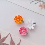 秋桜のマスクチャーム　（マスクピアス、マグネット）　つまみ細工
