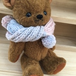 ハンドメイドテディベア風パステル色マフラーをした青いお目めの大きめなクマ🧸さんぬいぐるみ
