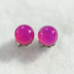 フューシャピンクカルセドニーのスタッドピアス（6mm・チタンポスト）