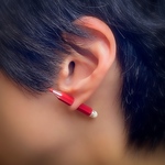 耳に刺さったエンピツピアス【おもしろピアス】