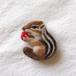 リスと赤い実のブローチ　シマリス