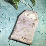 「サクラ咲ク」薄紅色のお守り袋/桜/守袋/ピンク/二重叶結び/人八紐/金欄/ギフト/プレゼント/応援/受験/巾着/祈願/合格/花柄