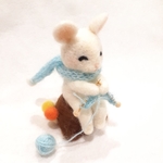 羊毛フェルトの編み物をする白ねずみちゃん