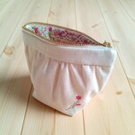 【在庫処分SALE】刺繍のギャザーポーチ　ころんとした形　小花柄　ラッピング対応可　生成帆布　ピンク　　120