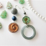 【感謝価格】秋冬ポップなアシンメトリー*チェコ硝子フラワーとデザインアクリルのユニークピアス