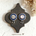 ブルー×クリア雫のビーズ刺繍耳飾り❇ピアスorイヤリング【金属アレルギー対応】〔アンティーク調 ヴィンテージ風 レトロ 青 ゴールド しずく 軽い ボタン アシンメトリー〕 