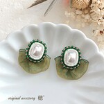 パールとグリーンフリルの耳飾り❇ピアスorイヤリング【金属アレルギー対応】〔ビーズ刺繍 アンティーク調 ヴィンテージ風 オーガンジー 緑 green 大ぶり 軽い〕 
