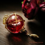 【Holy Blood Potion】赤いポーションのスノードームペンダント💉