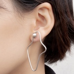 うねうねとメタルボールのピアス