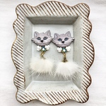 ❤️再販❤️ シュールな猫のアクセサリー　グレー猫　ピアス　イヤリング　ブローチ　昭和レトロ　レトロ　レトロポップ　ファンシー　大ぶり　