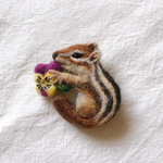 リスとすみれの花のブローチ　シマリス