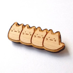 猫がみっちりヒノキブローチ