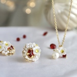 苺の花とビジューのネックレスピアスセット（minne限定クリスマスコフレ）