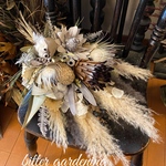 Shabby Chic ホワイト孔雀フェザープロテア&バンクシアbouquet