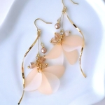大人可愛い・ホワイト×ベージュの花びらタッセルとウェーブのロングピアス・(大ぶり・秋・冬・スワロフスキー・アクリル・ガラス・揺れる・上品・クリスマス)