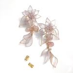 ポインセチアと花びら ピアス/イヤリング    ディップアート アメリカンフラワー ワイヤー 結婚式 ブライダル ウェディング ドレス 着物 浴衣 和装 パーティ 成人式 誕生日 プレゼント ギフト 