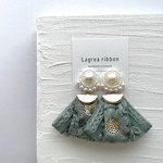 ➹輝くパールとくすみグリーン刺繍のイヤリング／ピアス／ノンホールピアス