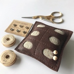 革とリネンの ピンクッション ★ 針を分けて整理できる 針山 ★ 手芸用品 ★ 裁縫道具