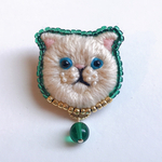 690430様専用ページ　白の猫ちゃんブローチ　緑×ゴールド