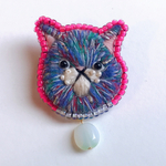 青の猫ちゃんブローチ　ネオンピンク×白